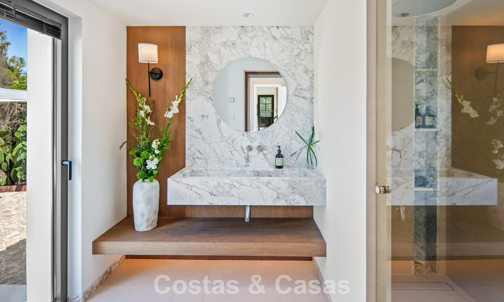Instapklare, hedendaagse Mediterrane villa te koop grenzend aan de golfbaan van Las Brisas in Nueva Andalucia, Marbella 799145