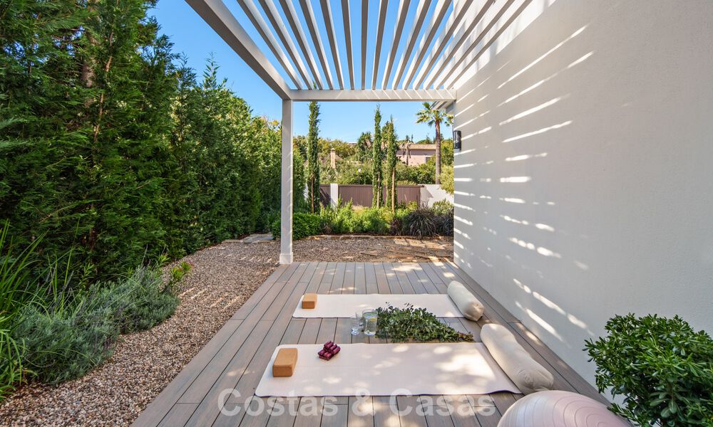 Instapklare, hedendaagse Mediterrane villa te koop grenzend aan de golfbaan van Las Brisas in Nueva Andalucia, Marbella 799146
