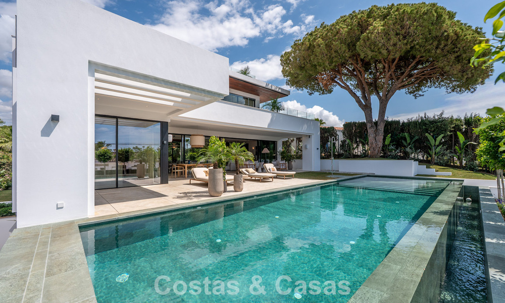 High-end, beachside villa met dakterras en jacuzzi waarvan zeezicht te koop ten oosten van Marbella centrum 799185