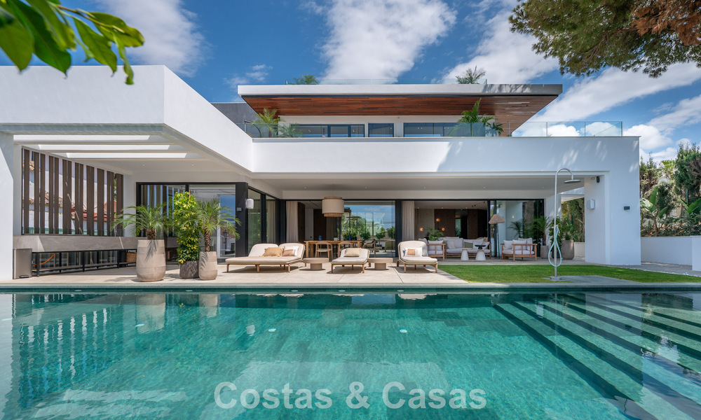 High-end, beachside villa met dakterras en jacuzzi waarvan zeezicht te koop ten oosten van Marbella centrum 799187
