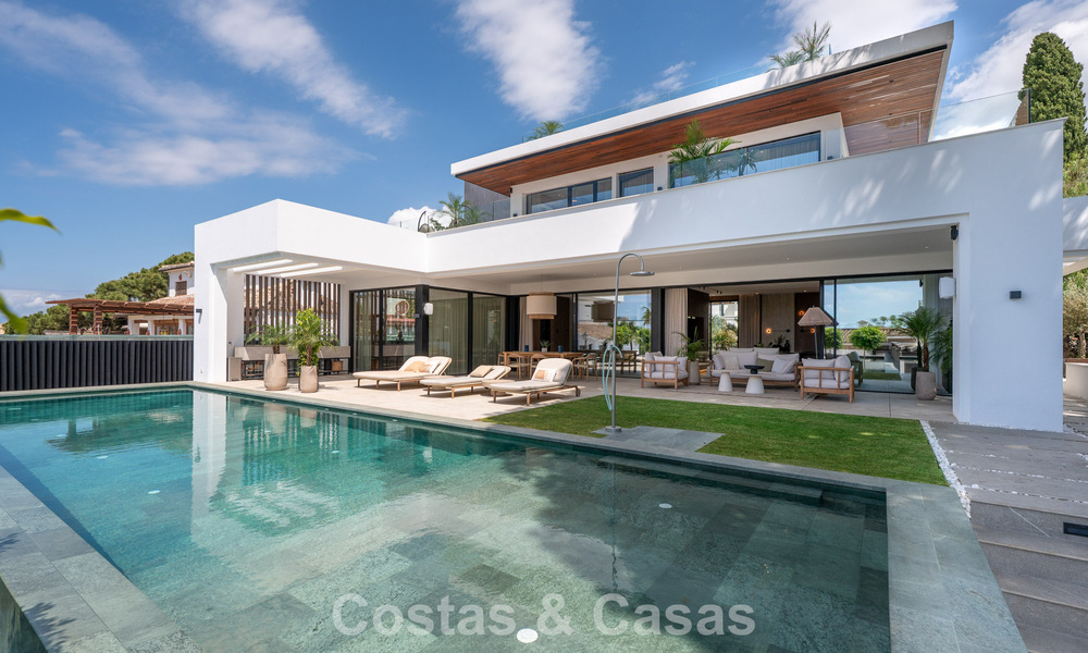 High-end, beachside villa met dakterras en jacuzzi waarvan zeezicht te koop ten oosten van Marbella centrum 799188