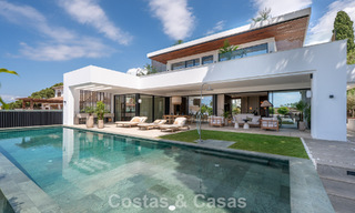 High-end, beachside villa met dakterras en jacuzzi waarvan zeezicht te koop ten oosten van Marbella centrum 799188 
