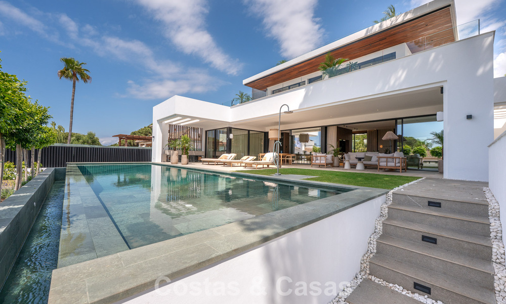 High-end, beachside villa met dakterras en jacuzzi waarvan zeezicht te koop ten oosten van Marbella centrum 799189