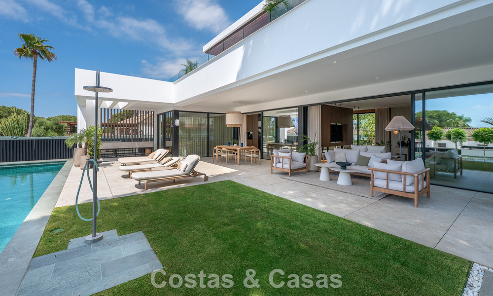 High-end, beachside villa met dakterras en jacuzzi waarvan zeezicht te koop ten oosten van Marbella centrum 799190