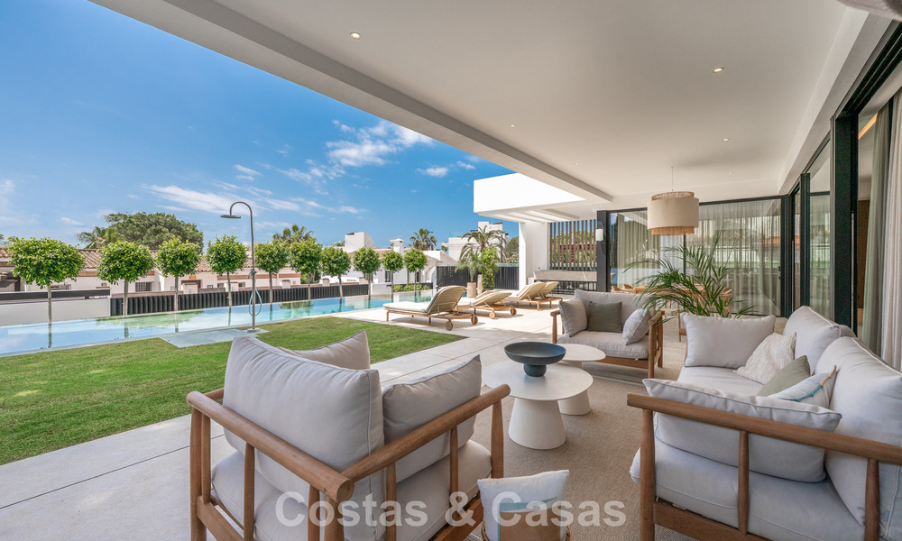High-end, beachside villa met dakterras en jacuzzi waarvan zeezicht te koop ten oosten van Marbella centrum 799191