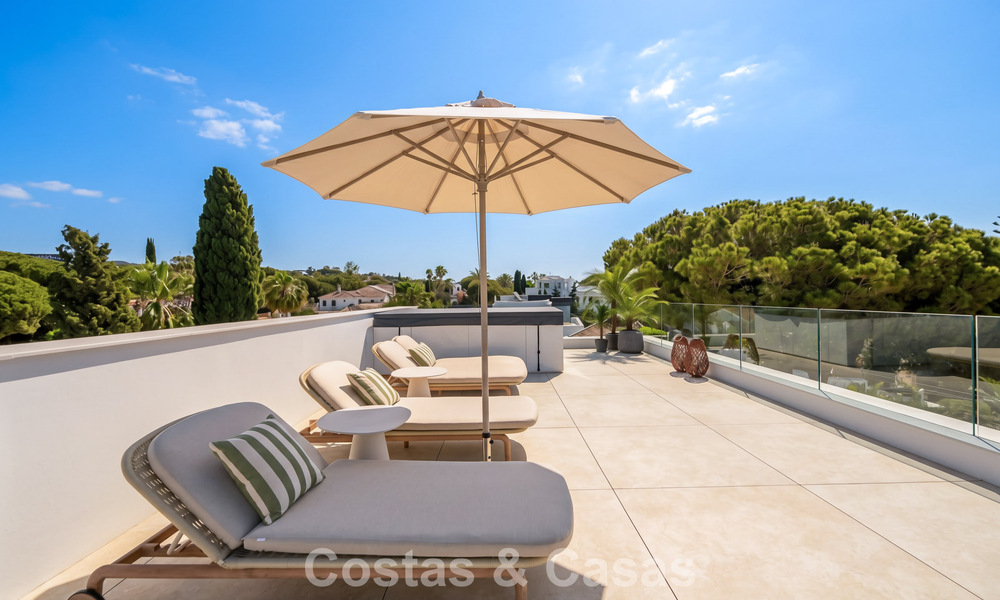 High-end, beachside villa met dakterras en jacuzzi waarvan zeezicht te koop ten oosten van Marbella centrum 799194