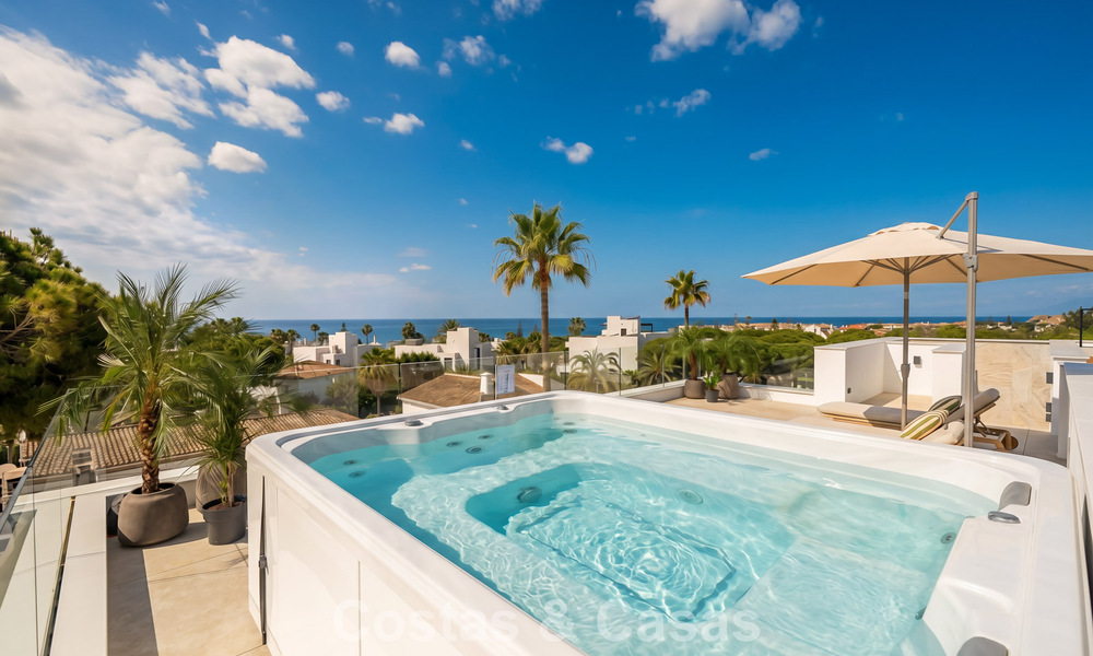 High-end, beachside villa met dakterras en jacuzzi waarvan zeezicht te koop ten oosten van Marbella centrum 799196