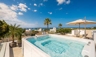 High-end, beachside villa met dakterras en jacuzzi waarvan zeezicht te koop ten oosten van Marbella centrum 799196 