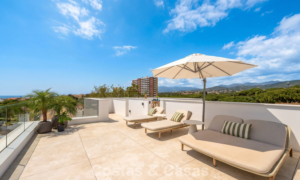 High-end, beachside villa met dakterras en jacuzzi waarvan zeezicht te koop ten oosten van Marbella centrum 799197