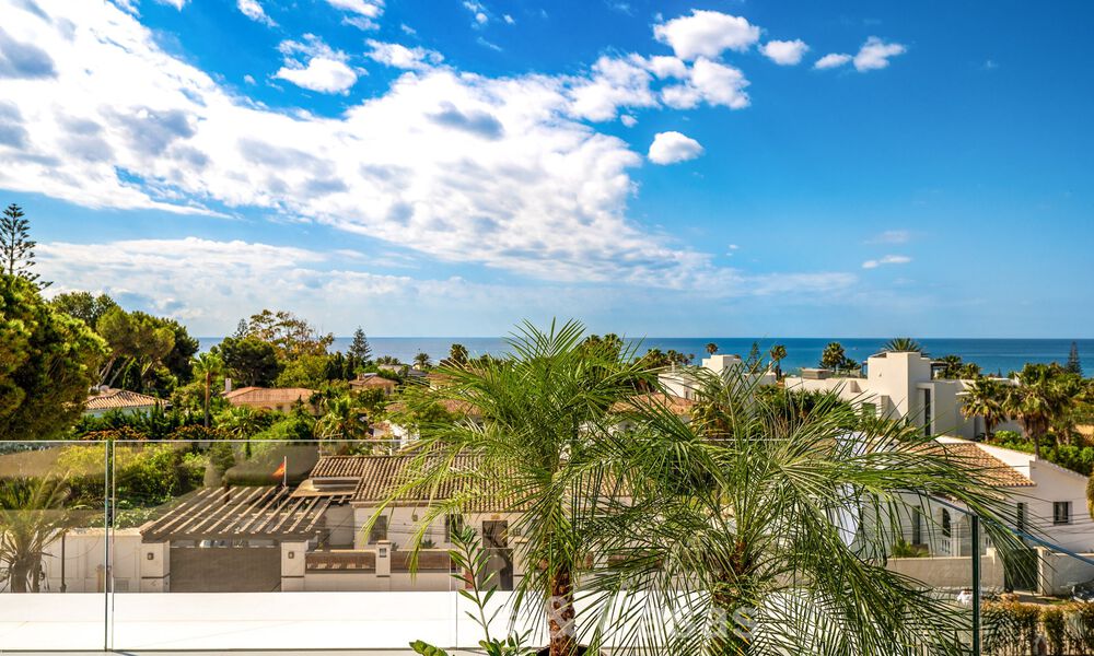 High-end, beachside villa met dakterras en jacuzzi waarvan zeezicht te koop ten oosten van Marbella centrum 799205