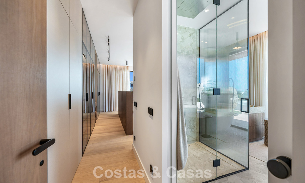 High-end, beachside villa met dakterras en jacuzzi waarvan zeezicht te koop ten oosten van Marbella centrum 799207