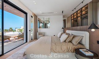 High-end, beachside villa met dakterras en jacuzzi waarvan zeezicht te koop ten oosten van Marbella centrum 799211 