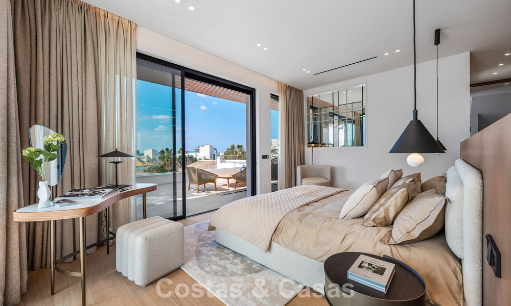 High-end, beachside villa met dakterras en jacuzzi waarvan zeezicht te koop ten oosten van Marbella centrum 799212