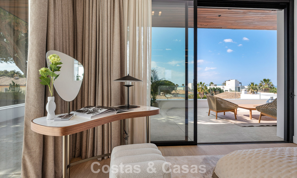 High-end, beachside villa met dakterras en jacuzzi waarvan zeezicht te koop ten oosten van Marbella centrum 799213