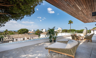 High-end, beachside villa met dakterras en jacuzzi waarvan zeezicht te koop ten oosten van Marbella centrum 799216 