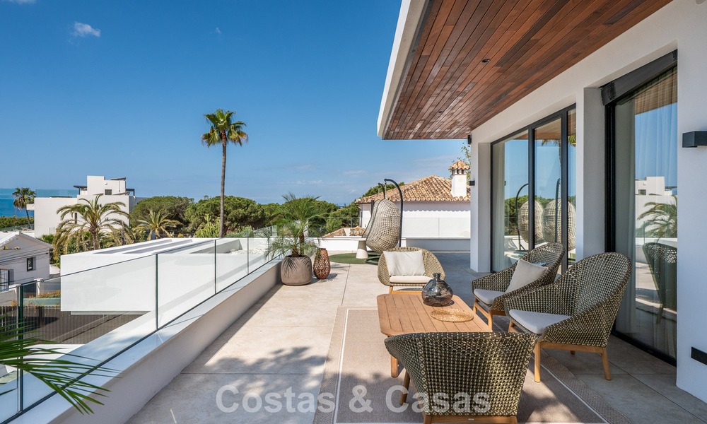 High-end, beachside villa met dakterras en jacuzzi waarvan zeezicht te koop ten oosten van Marbella centrum 799217