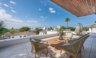 High-end, beachside villa met dakterras en jacuzzi waarvan zeezicht te koop ten oosten van Marbella centrum 799218 