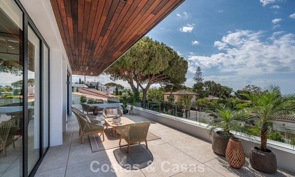 High-end, beachside villa met dakterras en jacuzzi waarvan zeezicht te koop ten oosten van Marbella centrum 799219