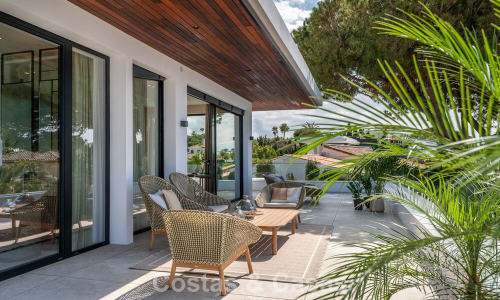 High-end, beachside villa met dakterras en jacuzzi waarvan zeezicht te koop ten oosten van Marbella centrum 799221