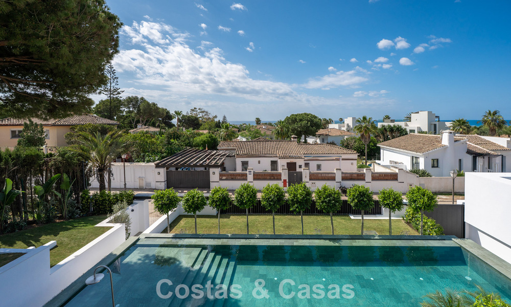 High-end, beachside villa met dakterras en jacuzzi waarvan zeezicht te koop ten oosten van Marbella centrum 799222