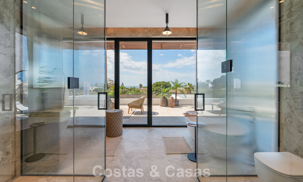 High-end, beachside villa met dakterras en jacuzzi waarvan zeezicht te koop ten oosten van Marbella centrum 799223