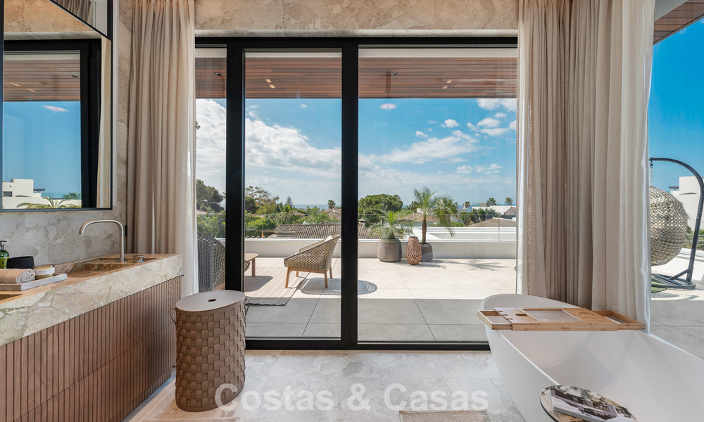 High-end, beachside villa met dakterras en jacuzzi waarvan zeezicht te koop ten oosten van Marbella centrum 799224