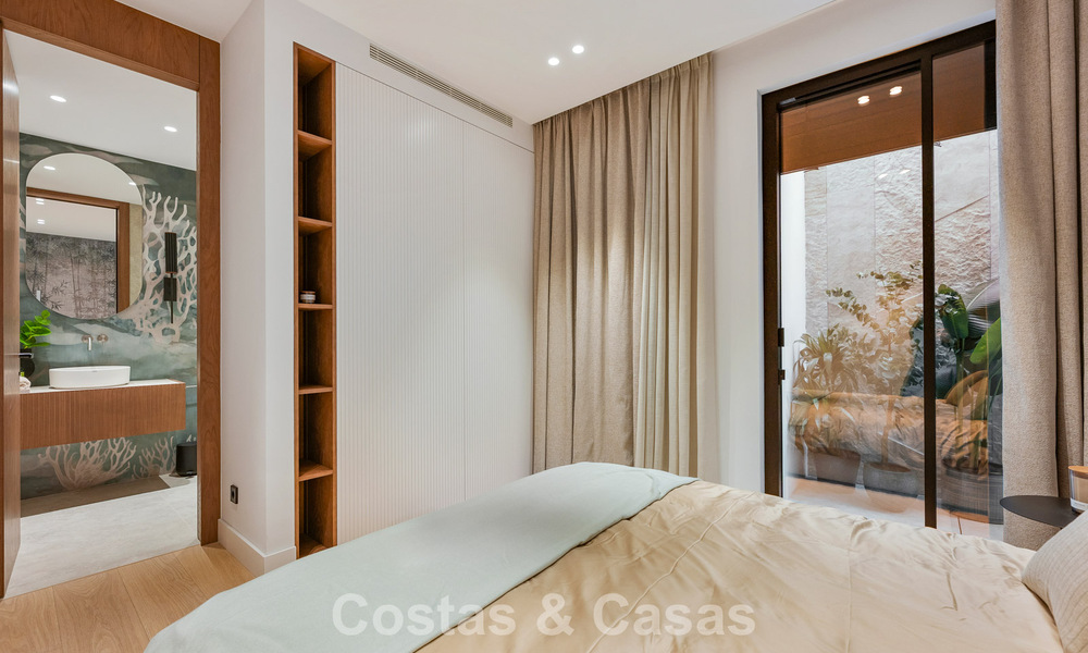 High-end, beachside villa met dakterras en jacuzzi waarvan zeezicht te koop ten oosten van Marbella centrum 799234