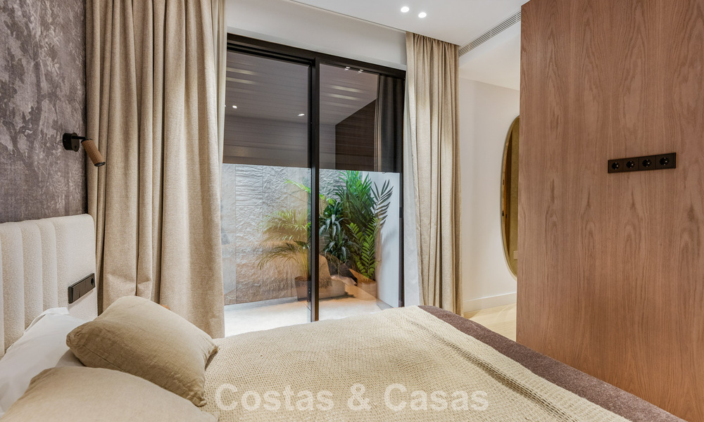 High-end, beachside villa met dakterras en jacuzzi waarvan zeezicht te koop ten oosten van Marbella centrum 799241