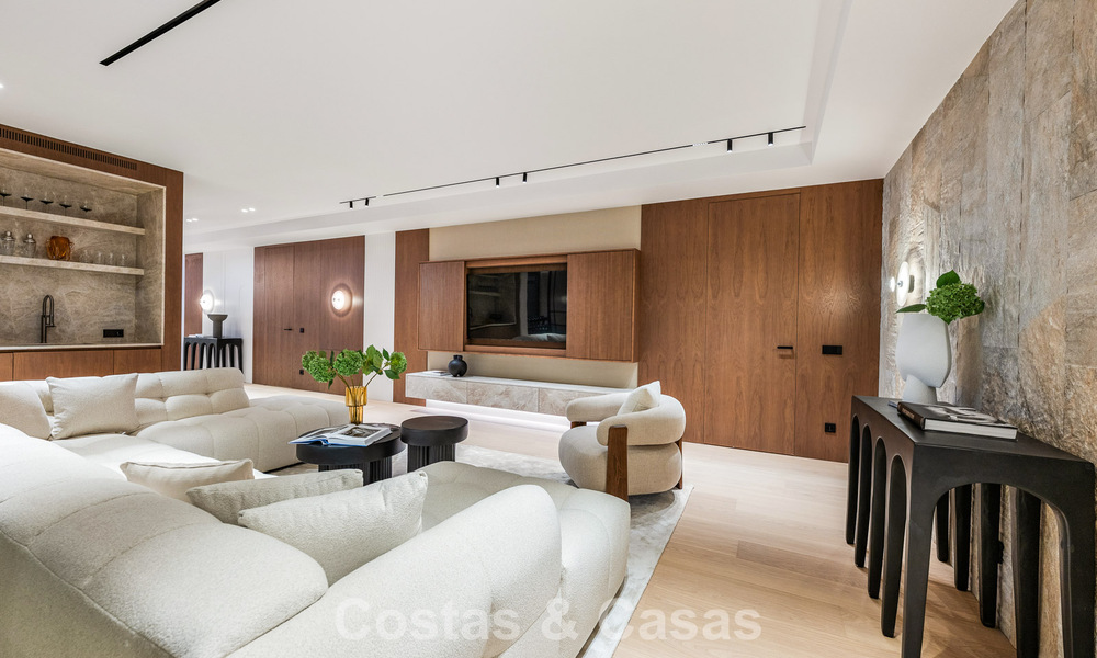 High-end, beachside villa met dakterras en jacuzzi waarvan zeezicht te koop ten oosten van Marbella centrum 799249
