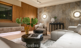 High-end, beachside villa met dakterras en jacuzzi waarvan zeezicht te koop ten oosten van Marbella centrum 799254 