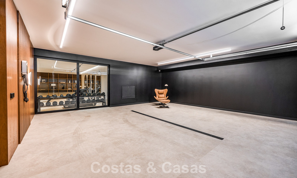 High-end, beachside villa met dakterras en jacuzzi waarvan zeezicht te koop ten oosten van Marbella centrum 799256