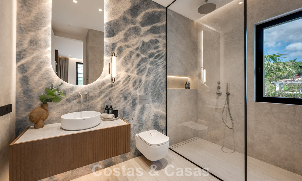 High-end, beachside villa met dakterras en jacuzzi waarvan zeezicht te koop ten oosten van Marbella centrum 799260