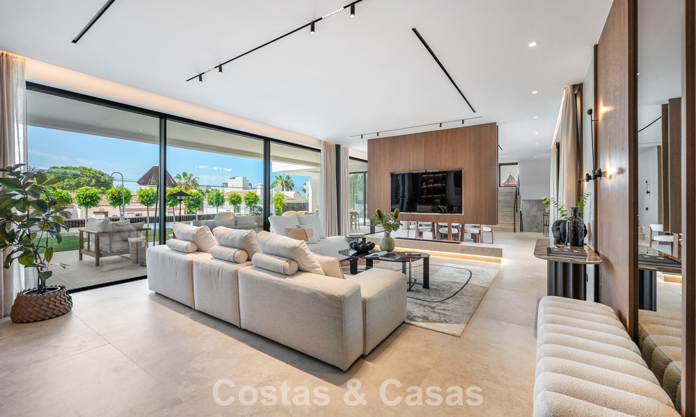 High-end, beachside villa met dakterras en jacuzzi waarvan zeezicht te koop ten oosten van Marbella centrum 799267