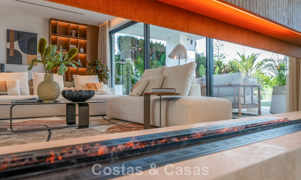 High-end, beachside villa met dakterras en jacuzzi waarvan zeezicht te koop ten oosten van Marbella centrum 799273