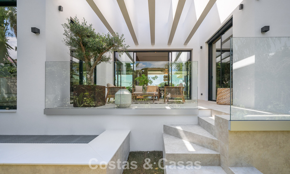 High-end, beachside villa met dakterras en jacuzzi waarvan zeezicht te koop ten oosten van Marbella centrum 799277