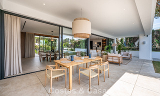 High-end, beachside villa met dakterras en jacuzzi waarvan zeezicht te koop ten oosten van Marbella centrum 799281 
