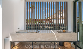 High-end, beachside villa met dakterras en jacuzzi waarvan zeezicht te koop ten oosten van Marbella centrum 799283 