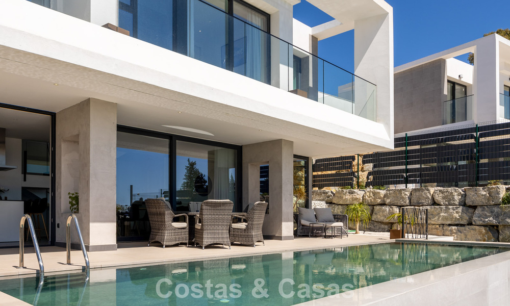 Moderne en instapklare villa te koop in een populaire golfwijk nabij Estepona centrum 799448