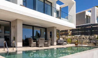 Moderne en instapklare villa te koop in een populaire golfwijk nabij Estepona centrum 799448 