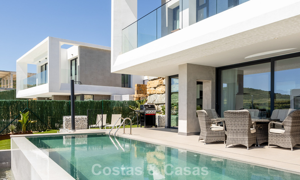 Moderne en instapklare villa te koop in een populaire golfwijk nabij Estepona centrum 799451