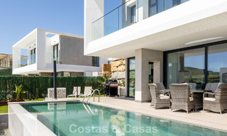 Moderne en instapklare villa te koop in een populaire golfwijk nabij Estepona centrum 799451 