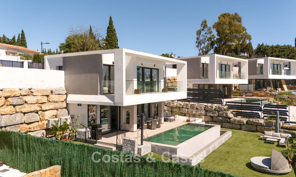 Moderne en instapklare villa te koop in een populaire golfwijk nabij Estepona centrum 799452