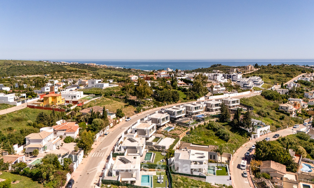 Moderne en instapklare villa te koop in een populaire golfwijk nabij Estepona centrum 799453