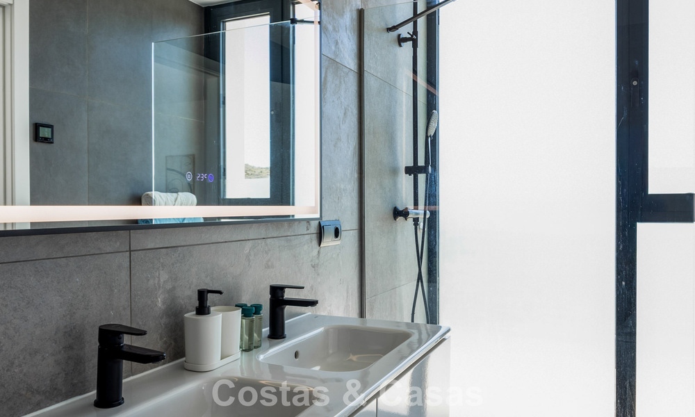 Moderne en instapklare villa te koop in een populaire golfwijk nabij Estepona centrum 799459