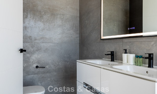 Moderne en instapklare villa te koop in een populaire golfwijk nabij Estepona centrum 799460 
