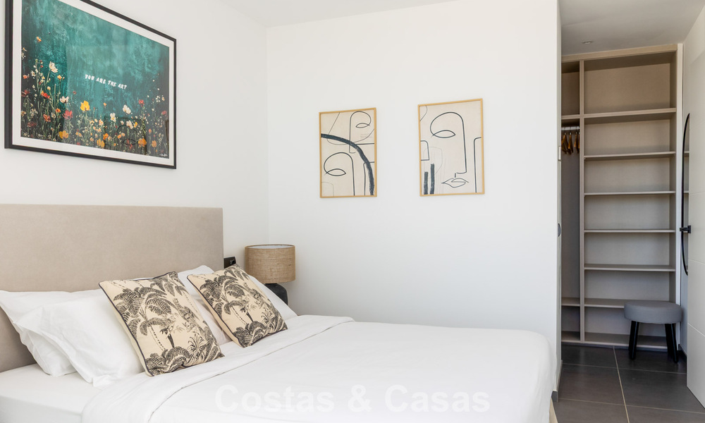 Moderne en instapklare villa te koop in een populaire golfwijk nabij Estepona centrum 799462