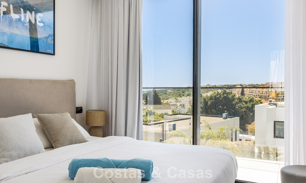 Moderne en instapklare villa te koop in een populaire golfwijk nabij Estepona centrum 799464