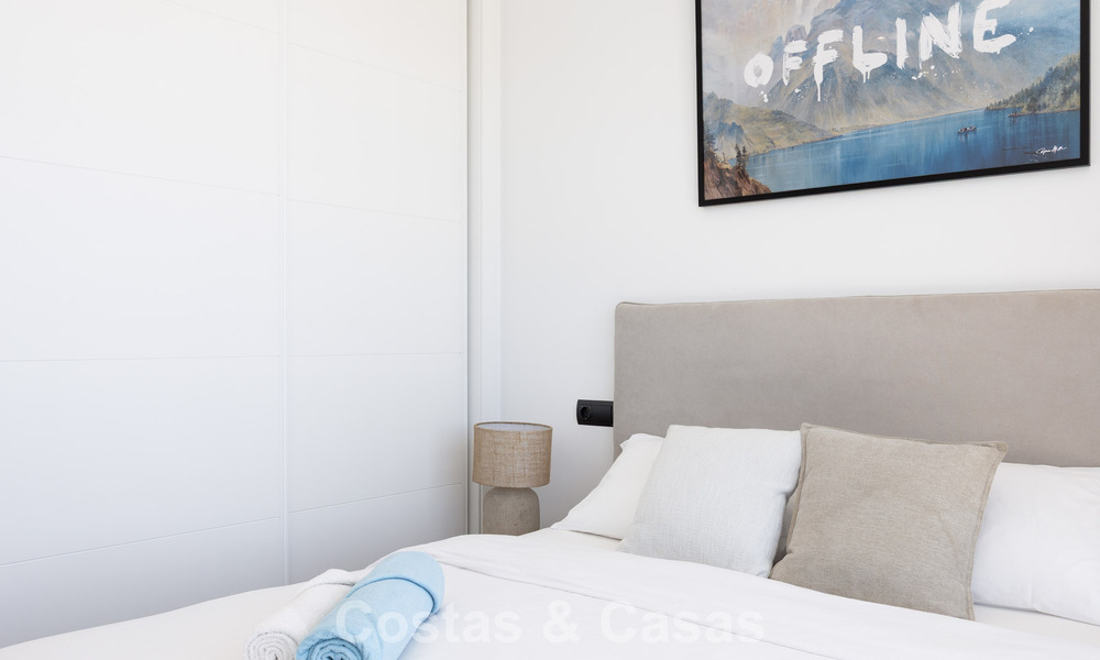 Moderne en instapklare villa te koop in een populaire golfwijk nabij Estepona centrum 799465