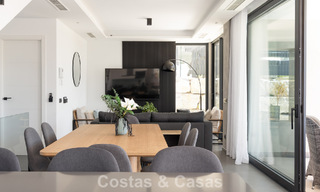 Moderne en instapklare villa te koop in een populaire golfwijk nabij Estepona centrum 799472 