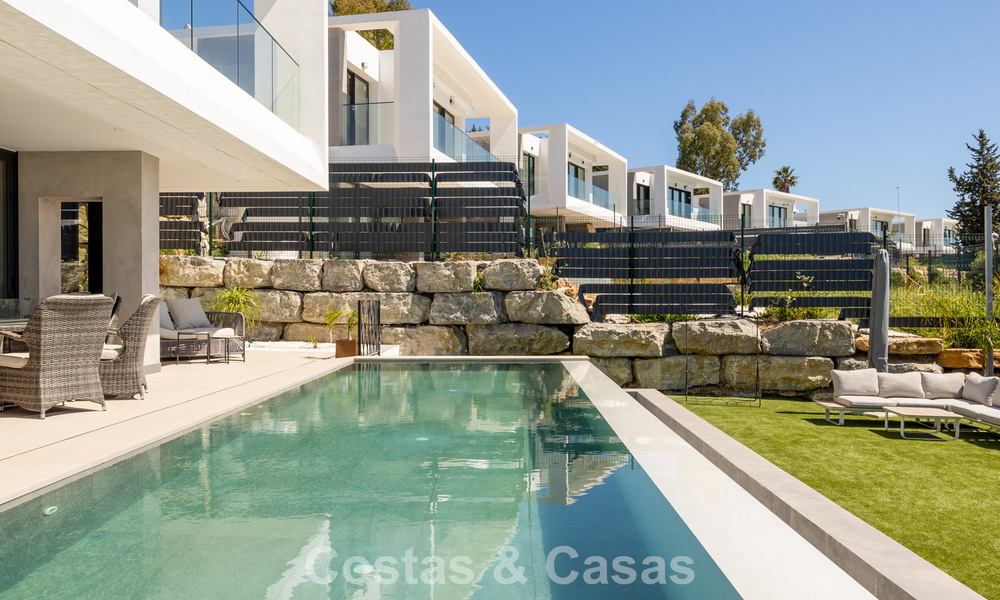 Moderne en instapklare villa te koop in een populaire golfwijk nabij Estepona centrum 799474